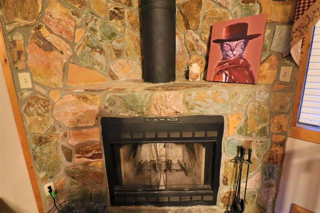 Amazing Cabin Fireplace And Stream #11 Helen Exterior foto